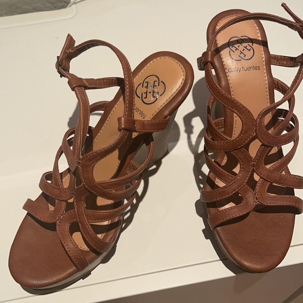 3/$30 BRAND NEW ✨ Tan wedges. NEVER WORN